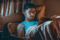 Ler na cama faz mal? a evolução do mito que atravessou gerações