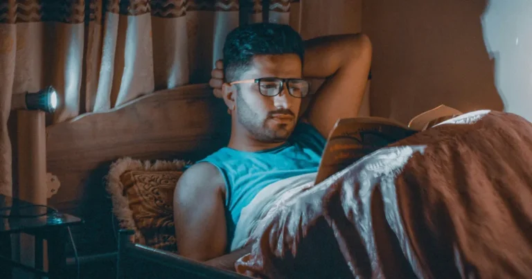 Ler na cama faz mal? a evolução do mito que atravessou gerações