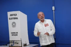 Lula critica Flávio Bolsonaro, defende livros e garante respeito às urnas
