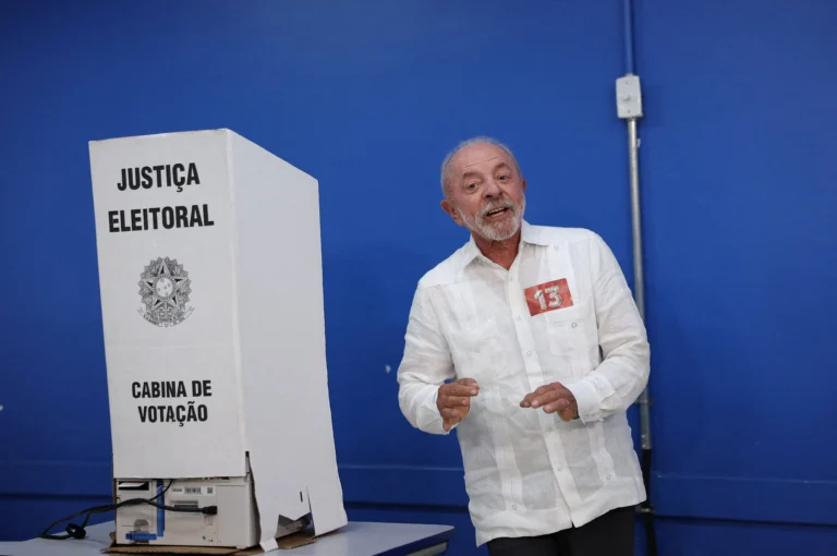 Lula critica Flávio Bolsonaro, defende livros e garante respeito às urnas