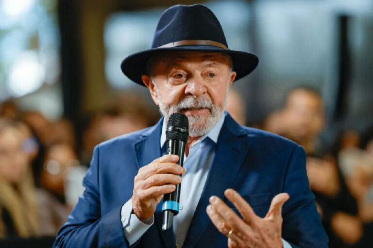 Lula promete abrir sigilo mas declara não usar celular pessoal