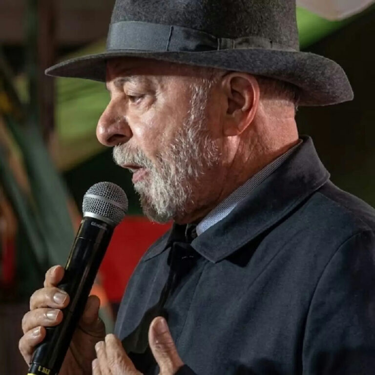 Lula propõe bolsa de R$ 700 e poupança para universitários em eventual novo mandato