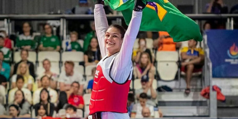 Maria Clara Pacheco conquista ouro em Paris e mantém hegemonia no taekwondo mundial
