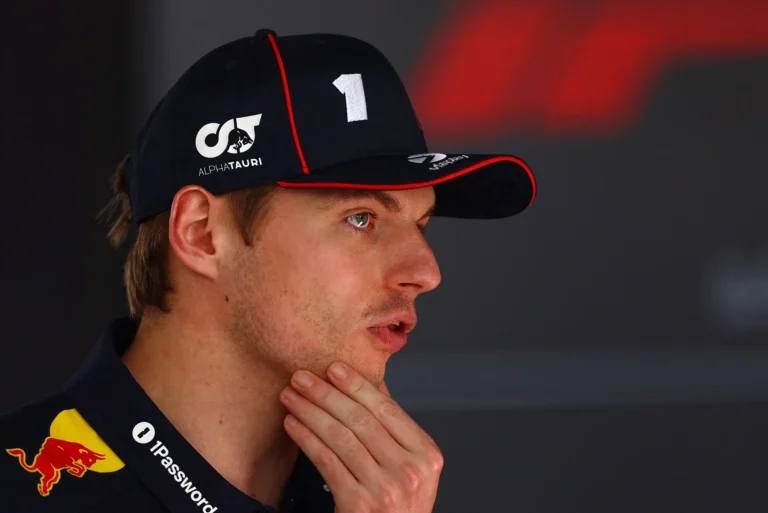 Max Verstappen domina em Cingapura e Kimi Antonelli se aproxima do título mundial