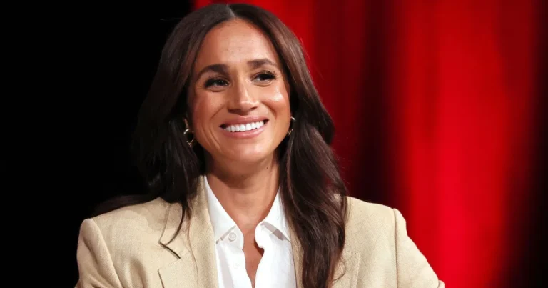 Meghan Markle declara felicidade ao retornar ao Reino Unido em agenda pública