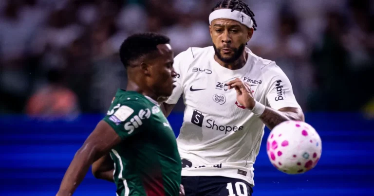 Memphis depay desfalca corinthians contra o vitória no brasileiro