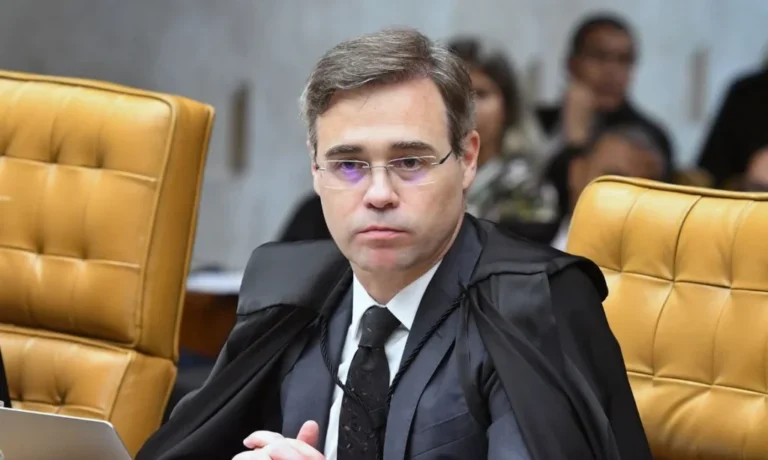 Mendonça decide que Lula e Flávio Bolsonaro devem publicar próprios sigilos sem intermediários