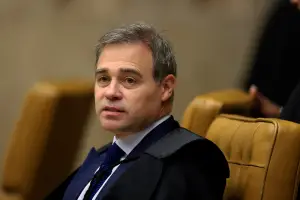 Mendonça esclarece que Lula e Flávio podem abrir sigilos sem aval do TSE