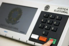 Mesários apontam desordem e dúvidas com estender da votação até 19h no Brasil