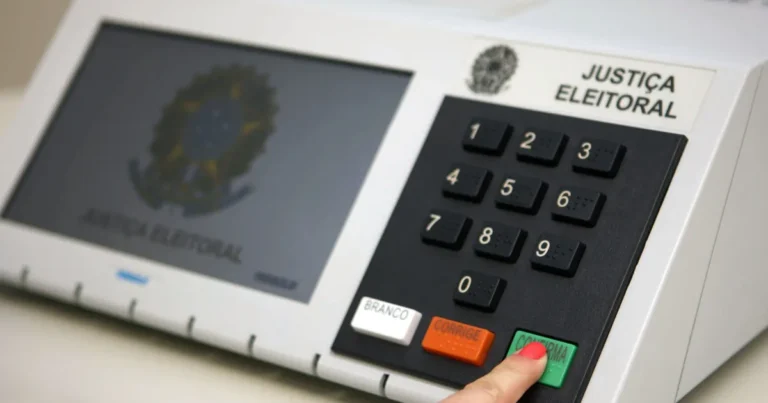 Mesários apontam desordem e dúvidas com estender da votação até 19h no Brasil