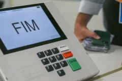 Ministro Cristiano Zanin determina prorrogação da votação até as 19h no Brasil