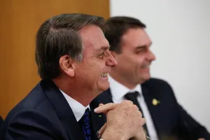Moraes autoriza retorno de visitas de Flávio Bolsonaro ao pai no sistema prisional