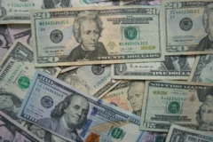 Nova pesquisa Quaest faz dólar inverter sinal e registrar leve alta ante o real