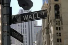 Nova York opera sem direção única enquanto inteligência artificial perde força e petróleo dispara