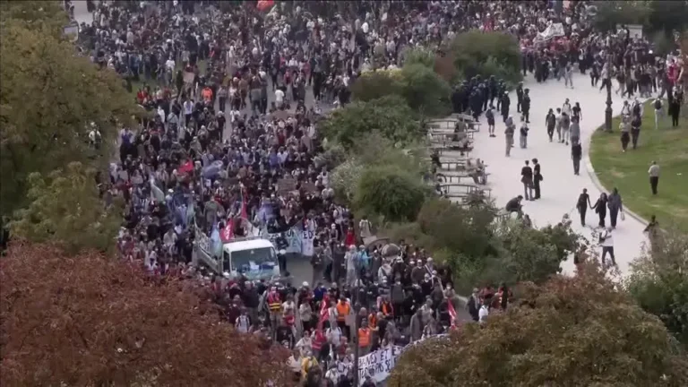 Onda de protestos estudantis paralisa colégios e desafia governo na França