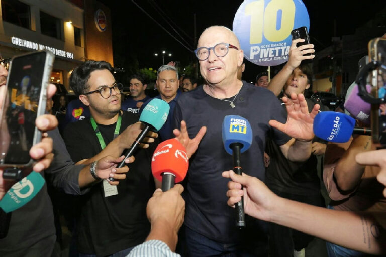 Otaviano Pivetta celebra reeleição com apoiadores na Praça do Choppão em Cuiabá