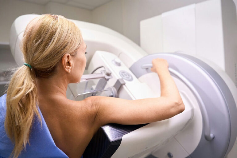 Outubro Rosa: medicina de precisão e novas tecnologias transformam o tratamento do câncer de mama