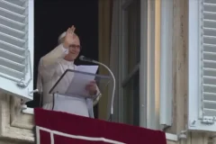 Papa Leão XIV reaparece no Vaticano após cirurgia e fala aos fiéis
