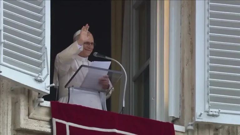 Papa Leão XIV reaparece no Vaticano após cirurgia e fala aos fiéis