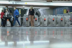 Passageiros poderão pagar metrô em SP com PIX nas máquinas de autoatendimento