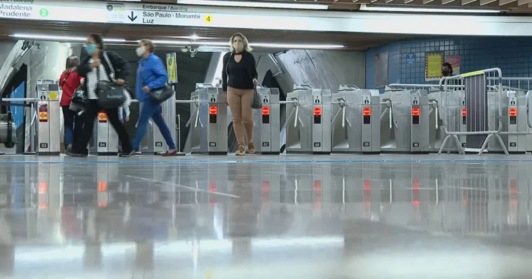 Passageiros poderão pagar metrô em SP com PIX nas máquinas de autoatendimento