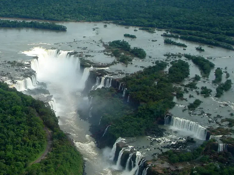Passarelas das Cataratas do Iguaçu são fechadas após vazão atingir 11,8 milhões de litros por segundo