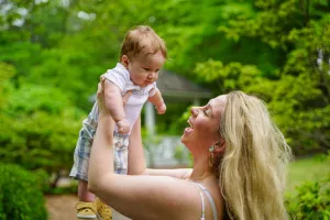 Pausa na carreira para cuidar da família: como proteger o futuro financeiro feminino