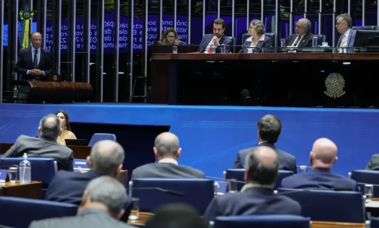PEC que extingue escala 6x1 avança no Senado com votação decisiva em plenário