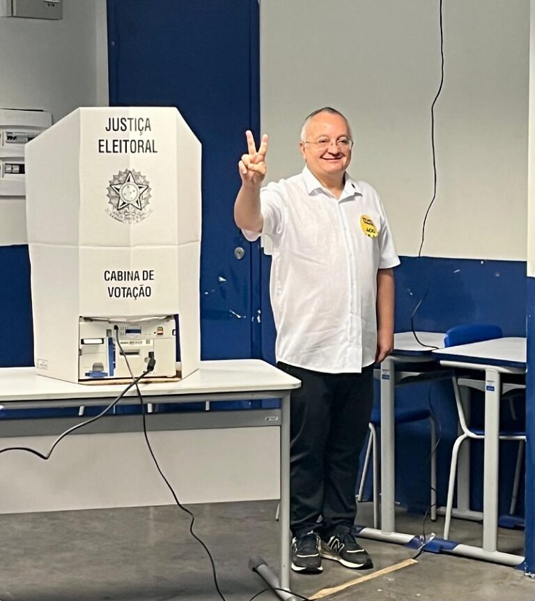 Pedro Taques vota em Cuiabá e defende combate à corrupção e ao crime organizado