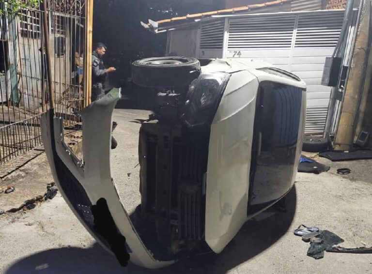 Perseguição policial termina com carro capotado e prisão no bairro Dom Aquino