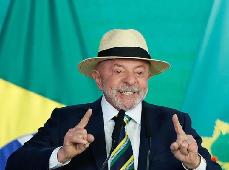 Pesquisa aponta cenário eleitoral com Lula e Flávio Bolsonaro na disputa pelo Planalto