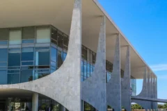 Pesquisa aponta divisão entre eleitores sobre o futuro da reeleição no Brasil