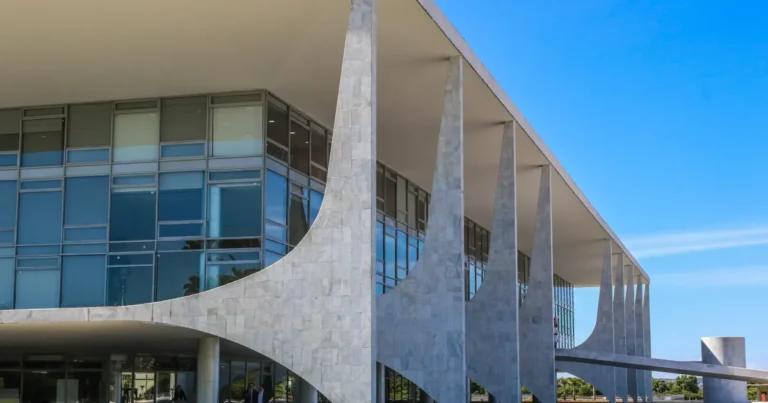 Pesquisa aponta divisão entre eleitores sobre o futuro da reeleição no Brasil