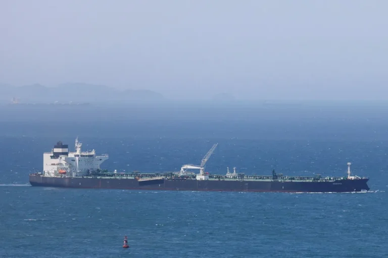 Petróleo brent supera US$ 112 após novos ataques na Arábia Saudita