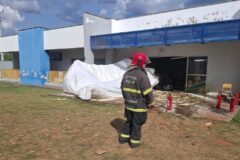 Piloto sobrevive após queda de avião agrícola em pátio de creche em Campo Verde
