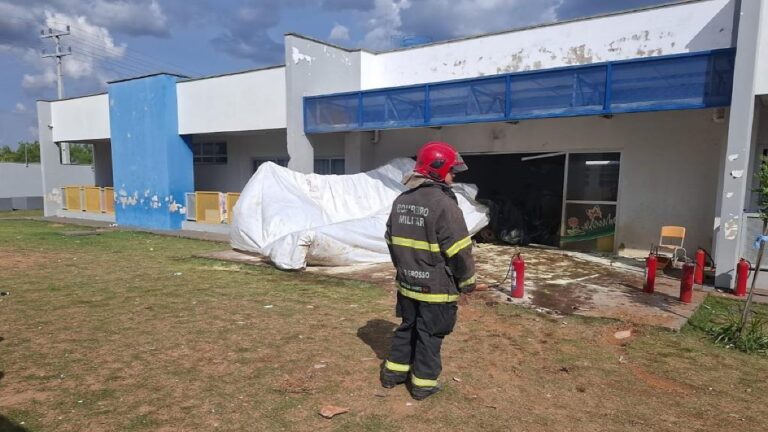 Piloto sobrevive após queda de avião agrícola em pátio de creche em Campo Verde