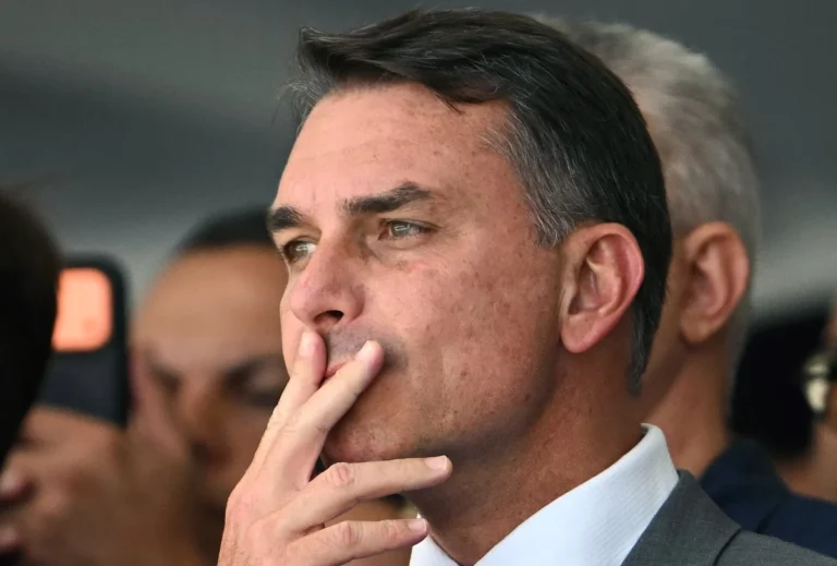 Polícia Federal apura financiamento do BRB para mansão de Flávio Bolsonaro
