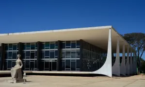Polícia Militar isola área próxima ao STF após abandono de mochila suspeita