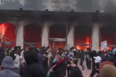 Posto de turismo em Lyon é alvo de incêndio durante onda de protestos populares na França