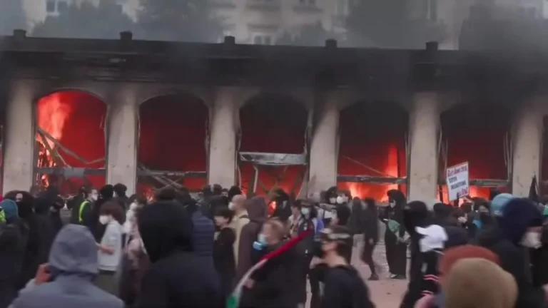 Posto de turismo em Lyon é alvo de incêndio durante onda de protestos populares na França