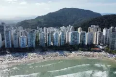 Prefeitura de Guarujá institui taxa ambiental de até R$ 145 para veículos de turistas a partir de 2027
