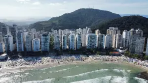 Prefeitura de Guarujá institui taxa ambiental de até R$ 145 para veículos de turistas a partir de 2027