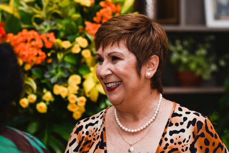 Professora Rosa Persona lança livro de memórias sobre cinco décadas de alfabetização