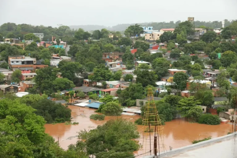 Rio Paraná sobe rapidamente e Itaipu alerta para risco de inundações no Brasil