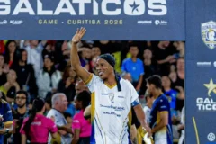 Ronaldinho Gaúcho surpreende e anuncia retorno aos gramados na Itália