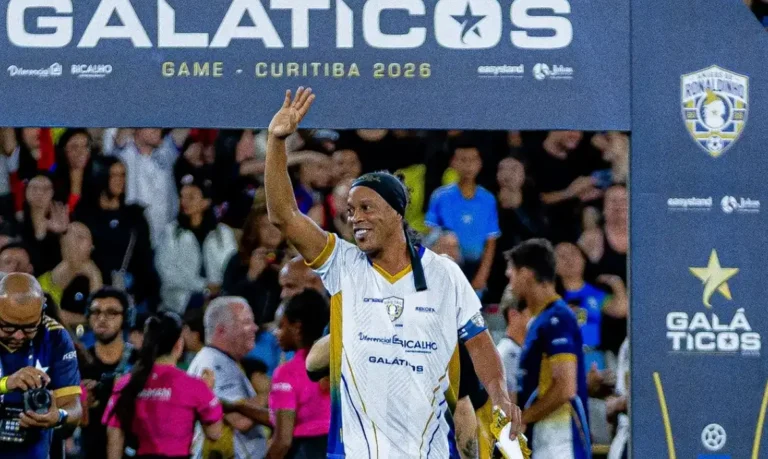 Ronaldinho Gaúcho surpreende e anuncia retorno aos gramados na Itália