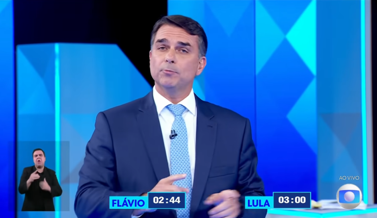 Salário mínimo vira alvo de embate entre Flávio Bolsonaro e Lula em debate