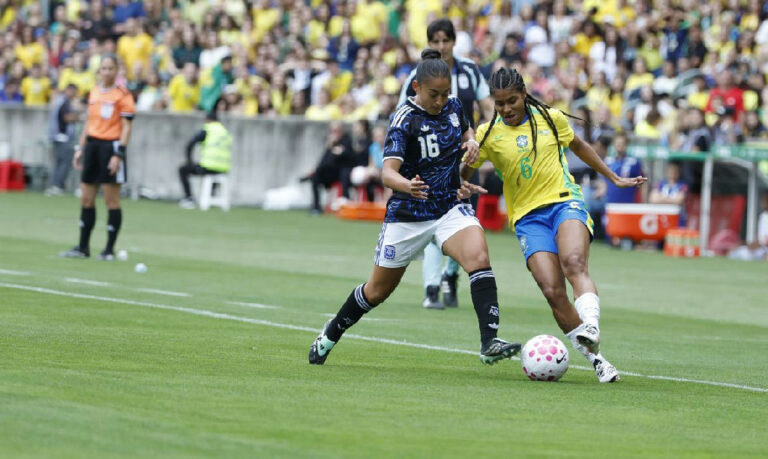 Seleção brasileira feminina desembarca em Recife para segundo confronto contra a Argentina