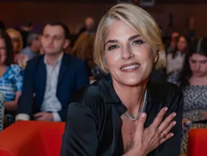 Selma Blair é detida após incidente violento em voo da Delta Air Lines