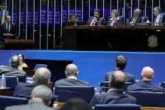 Senado avança com aprovação de PEC que extingue a escala de trabalho 6x1